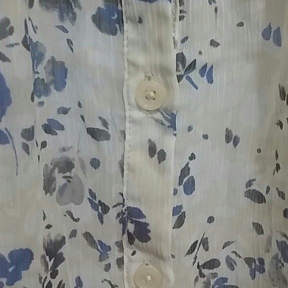 Size M sleeveless semi-sheer front button blouse - Picture 3 of 7